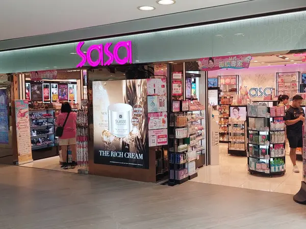 TUNG CHUNG, HK - 25 Mayıs 2024 'te Tung Chung, Hong Kong' da şehir çıkışlarında Sasa cephesi. Sasa, Hong Kong 'da bir sağlık ve güzellik merkezi..