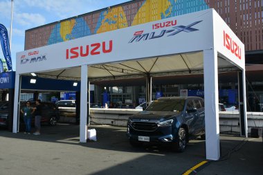 Pasay, PH - OCT 27 - PIMS veya Filipin Uluslararası Otomobil Fuarı 'nda Isuzu test sürüşü standı 27 Ekim 2024, Pasay, Filipinler. PIMS, Filipinler 'de her iki yılda bir düzenlenen bir otomobil etkinliğidir..