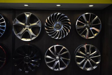 Pasay, PH - OCT 27 - PIMS veya Filipin Uluslararası Otomobil Fuarı 'nda Tireshakk jantları 27 Ekim 2024, Pasay, Filipinler. PIMS, Filipinler 'de her iki yılda bir düzenlenen bir otomobil etkinliğidir..