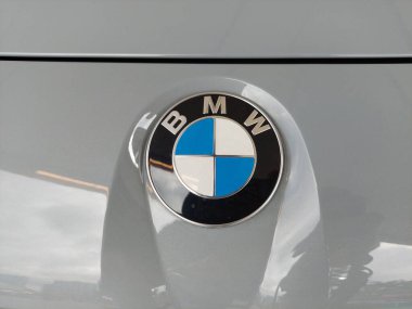 Pasay, PH - NOV 9 - PMX veya Filipin motor sporları fuarında 9 Kasım 2024 tarihinde Filipinler 'in Pasay kentinde Bmw amblemi. PMX, Filipinler 'de düzenlenen yıllık bir yarış arabası etkinliğidir..