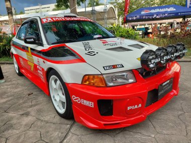 Pasay, PH-NOV 9 - PMX veya Filipin motor sporları fuarında Mitsubishi Lancer evrimi 9 Kasım 2024 tarihinde Pasay, Filipinler 'de gerçekleşti. PMX, Filipinler 'de düzenlenen yıllık bir yarış arabası etkinliğidir..