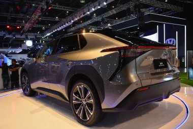 Pasay, PH - OCT 27 - PIMS veya Filipin Uluslararası Otomobil Fuarı 'nda Toyota bz4x, 27 Ekim 2024, Pasay, Filipinler. PIMS, Filipinler 'de her iki yılda bir düzenlenen bir otomobil etkinliğidir..