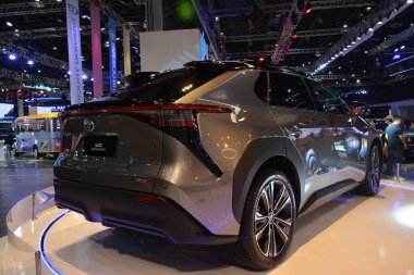 Pasay, PH - OCT 27 - PIMS veya Filipin Uluslararası Otomobil Fuarı 'nda Toyota bz4x, 27 Ekim 2024, Pasay, Filipinler. PIMS, Filipinler 'de her iki yılda bir düzenlenen bir otomobil etkinliğidir..