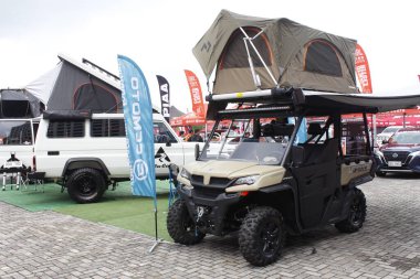 Pasay, PH-DEC 7 - Cfmoto 1000 'i 7 Aralık 2024 tarihinde Filipinler' in Pasay kentinde çarpışan araba fuarında kullanmıştır. Tampon 2, Filipinler 'de düzenlenen bir piyasa sonrası araba fuarıdır..