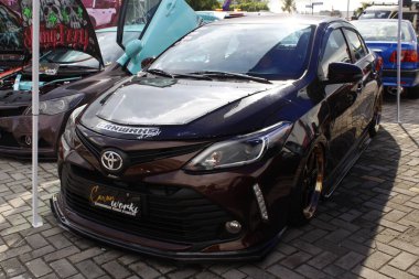 Pasay, PH-DEC 7 - Toyota Vios, 7 Aralık 2024 tarihinde Filipinler 'in Pasay kentinde çarpışan araba fuarında. Tampon 2, Filipinler 'de düzenlenen bir piyasa sonrası araba fuarıdır..