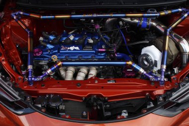 Pasay, PH-DEC 7 - Toyota Vios motoru 7 Aralık 2024 tarihinde Filipinler 'in Pasay kentinde çarpışan araba fuarında. Tampon 2, Filipinler 'de düzenlenen bir piyasa sonrası araba fuarıdır..