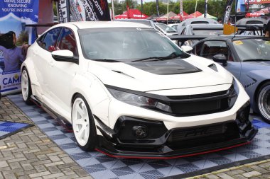 Pasay, PH-DEC 7 - Honda Civic çarpışan araba fuarında 7 Aralık 2024 tarihinde Pasay, Filipinler 'de. Tampon 2, Filipinler 'de düzenlenen bir piyasa sonrası araba fuarıdır..