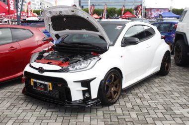 Pasay, PH-DEC 7 - Toyota yaris gr 7 Aralık 2024 tarihinde Filipinler 'in Pasay kentinde çarpışan araba fuarında. Tampon 2, Filipinler 'de düzenlenen bir piyasa sonrası araba fuarıdır..