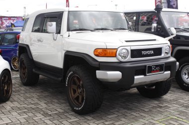 Pasay, PH-DEC 7 - Toyota fj kruvazörü 7 Aralık 2024 tarihinde Filipinler 'in Pasay kentinde çarpışan araba fuarında. Tampon 2, Filipinler 'de düzenlenen bir piyasa sonrası araba fuarıdır..