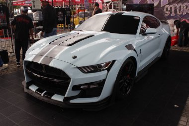 Pasay, PH-DEC 7 - Ford Mustang çarpışan araba gösterisinde 7 Aralık 2024 tarihinde Pasay, Filipinler 'de. Tampon 2, Filipinler 'de düzenlenen bir piyasa sonrası araba fuarıdır..