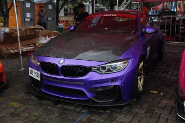 Pasay, PH-DEC 7 - Bmw m4 tampon 2 araba fuarında 7 Aralık 2024 tarihinde Pasay, Filipinler 'de. Tampon 2, Filipinler 'de düzenlenen bir piyasa sonrası araba fuarıdır..