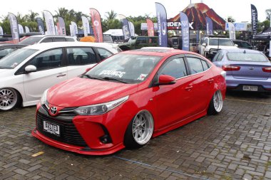 Pasay, PH-DEC 7 - Toyota Vios, 7 Aralık 2024 tarihinde Filipinler 'in Pasay kentinde çarpışan araba fuarında. Tampon 2, Filipinler 'de düzenlenen bir piyasa sonrası araba fuarıdır..