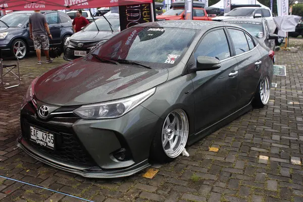 Pasay, PH-DEC 7 - Toyota Vios, 7 Aralık 2024 tarihinde Filipinler 'in Pasay kentinde çarpışan araba fuarında. Tampon 2, Filipinler 'de düzenlenen bir piyasa sonrası araba fuarıdır..