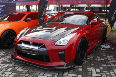 Pasay, PH-DEC 7 - Nissan Gtr 7 Aralık 2024 tarihinde Filipinler 'in Pasay kentinde çarpışan araba fuarında. Tampon 2, Filipinler 'de düzenlenen bir piyasa sonrası araba fuarıdır..
