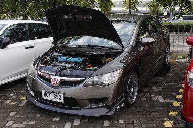 Pasay, PH-DEC 7 - Honda Civic çarpışan araba fuarında 7 Aralık 2024 tarihinde Pasay, Filipinler 'de. Tampon 2, Filipinler 'de düzenlenen bir piyasa sonrası araba fuarıdır..