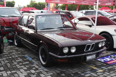 Pasay, PH-DEC 7 - Bmw e28 7 Aralık 2024 tarihinde Filipinler 'in Pasay şehrinde çarpışan araba fuarında. Tampon 2, Filipinler 'de düzenlenen bir piyasa sonrası araba fuarıdır..