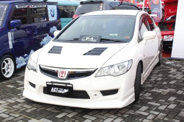 Pasay, PH-DEC 7 - Honda Civic çarpışan araba fuarında 7 Aralık 2024 tarihinde Pasay, Filipinler 'de. Tampon 2, Filipinler 'de düzenlenen bir piyasa sonrası araba fuarıdır..