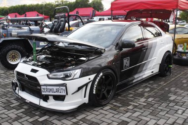 Pasay, PH-DEC 7 - Mitsubishi Lancer 7 Aralık 2024 tarihinde Pasay, Filipinler 'de çarpışan araba fuarında. Tampon 2, Filipinler 'de düzenlenen bir piyasa sonrası araba fuarıdır..