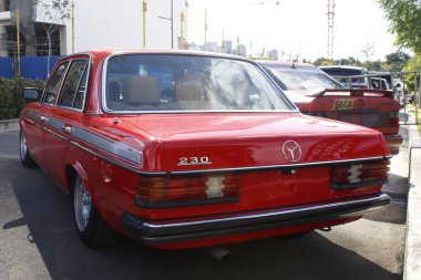 PASIG, PH - NOV 23 - Mercedes benz 230, 23 Kasım 2024 tarihinde Pasig, Filipinler 'deki DBTK Oto Salonu' nda. 