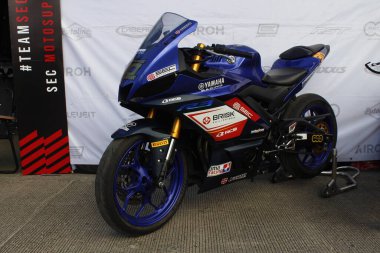 PASIG, PH - NOV 23 - Yamaha r3, 23 Kasım 2024 tarihinde Pasig, Filipinler 'deki DBTK Oto Salonu' nda. DBTK ya da Suçlama Çocuk Oto Salonu, Filipinler 'de düzenlenen bir motosiklet fuarı..