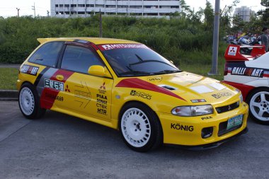 PASIG, PH - NOV 23 - Mitsubishi Lancer evrimi 23 Kasım 2024 tarihinde Pasig, Filipinler 'de DBTK Oto Salonu' nda gerçekleşti. 