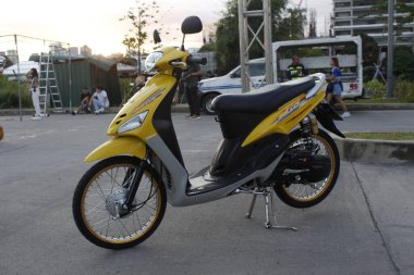 PASIG, PH - NOV 23 - Yamaha mio 23 Kasım 2024 tarihinde Pasig, Filipinler 'de DBTK Otomobil Salonu' nda. DBTK ya da Suçlama Çocuk Oto Salonu, Filipinler 'de düzenlenen bir motosiklet fuarı..