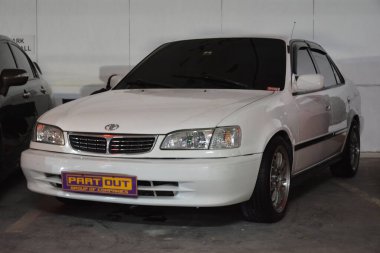 PARANAQUE, PH - SEPT 21 - Toyota corolla 21 Eylül 2024 tarihinde Paranaque, Filipinler 'de yeniden diriliş arabasında buluştu. Diriliş, Filipinler 'de düzenlenen bir araba buluşması..