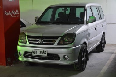 PARANAQUE, PH - SEPT 21 - Mitsubishi Diriliş Arabası Macerası 21 Eylül 2024 tarihinde Paranaque, Filipinler 'de buluştu. Diriliş, Filipinler 'de düzenlenen bir araba buluşması..