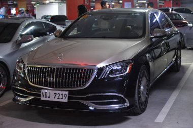 PARANAQUE, PH-SEPT 21 Mercedes Benz Maybach 21 Eylül 2024 'te Paranaque, Filipinler' de yeniden diriliş arabasında buluşuyor. Diriliş, Filipinler 'de düzenlenen bir araba buluşması..