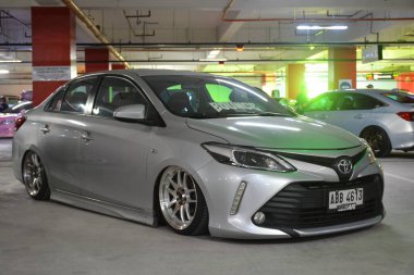 PARANAQUE, PH-SEPT 21-Toyota Vios 21 Eylül 2024 'te Paranaque, Filipinler' de yeniden diriliş arabasında buluşuyor. Diriliş, Filipinler 'de düzenlenen bir araba buluşması..