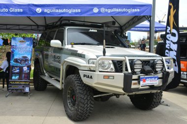 QUEZON CITY, PH - SEPT 28 - Nissan devriyesi 28 Eylül 2024 tarihinde Quezon City, Filipinler 'de 4x4 Expo' da. 4x4 Expo, Filipinler 'de düzenlenen bir off-road araç fuarıdır..