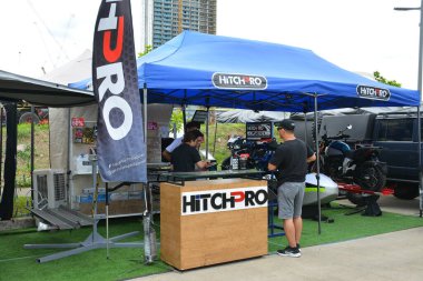 QUEZON CITY, PH - SEPT 28 - Hitchpro standı 28 Eylül 2024 tarihinde Quezon City, Filipinler 'de 4x4 Expo. 4x4 Expo, Filipinler 'de düzenlenen bir off-road araç fuarıdır..