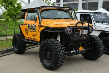QUEZON CITY, PH - SEPT 28 - Toyota fj kruvazörü 28 Eylül 2024 tarihinde Quezon City, Filipinler 'de 4x4 Expo' da. 4x4 Expo, Filipinler 'de düzenlenen bir off-road araç fuarıdır..