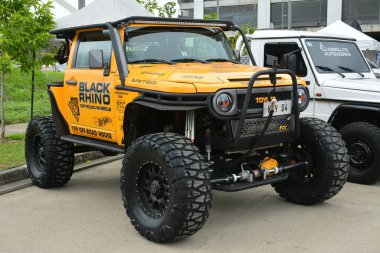 QUEZON CITY, PH - SEPT 28 - Toyota fj kruvazörü 28 Eylül 2024 tarihinde Quezon City, Filipinler 'de 4x4 Expo' da. 4x4 Expo, Filipinler 'de düzenlenen bir off-road araç fuarıdır..