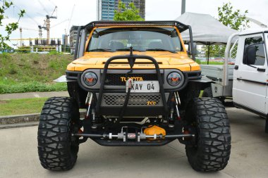 QUEZON CITY, PH - SEPT 28 - Toyota fj kruvazörü 28 Eylül 2024 tarihinde Quezon City, Filipinler 'de 4x4 Expo' da. 4x4 Expo, Filipinler 'de düzenlenen bir off-road araç fuarıdır..