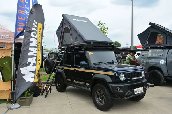 QUEZON CITY, PH - SEPT 28 - Suzuki Jimny 28 Eylül 2024 tarihinde Quezon City, Filipinler 'de 4x4 Expo' da. 4x4 Expo, Filipinler 'de düzenlenen bir off-road araç fuarıdır..