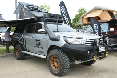 QUEZON CITY, PH - SEPT 28 - Toyota hilux, 28 Eylül 2024 tarihinde Quezon City, Filipinler 'de 4x4 Expo' da. 4x4 Expo, Filipinler 'de düzenlenen bir off-road araç fuarıdır..