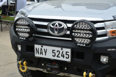 QUEZON CITY, PH - SEPT 28 - Toyota hilux, 28 Eylül 2024 tarihinde Quezon City, Filipinler 'de 4x4 Expo' da. 4x4 Expo, Filipinler 'de düzenlenen bir off-road araç fuarıdır..