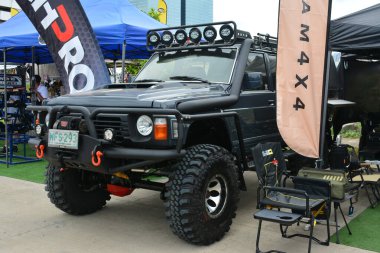 QUEZON CITY, PH - SEPT 28 - Nissan devriyesi 28 Eylül 2024 tarihinde Quezon City, Filipinler 'de 4x4 Expo' da. 4x4 Expo, Filipinler 'de düzenlenen bir off-road araç fuarıdır..