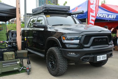 QUEZON CITY, PH - SEPT 28 - Ram 1500 asi 28 Eylül 2024 tarihinde Quezon City, Filipinler 'de 4x4 Expo' da. 4x4 Expo, Filipinler 'de düzenlenen bir off-road araç fuarıdır..