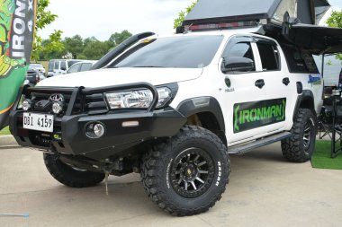 QUEZON CITY, PH - SEPT 28 - Toyota hilux, 28 Eylül 2024 tarihinde Quezon City, Filipinler 'de 4x4 Expo' da. 4x4 Expo, Filipinler 'de düzenlenen bir off-road araç fuarıdır..