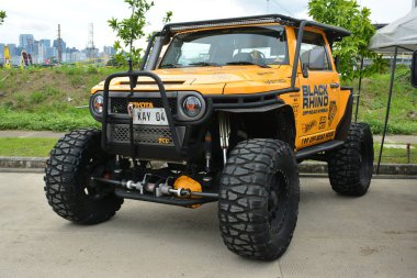 QUEZON CITY, PH - SEPT 28 - Toyota fj kruvazörü 28 Eylül 2024 tarihinde Quezon City, Filipinler 'de 4x4 Expo' da. 4x4 Expo, Filipinler 'de düzenlenen bir off-road araç fuarıdır..