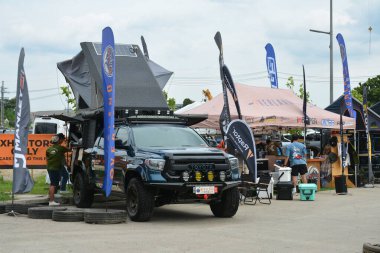 QUEZON CITY, PH - SEPT 28 - Toyota hilux, 28 Eylül 2024 tarihinde Quezon City, Filipinler 'de 4x4 Expo' da. 4x4 Expo, Filipinler 'de düzenlenen bir off-road araç fuarıdır..