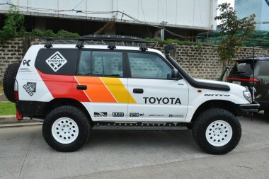 QUEZON CITY, PH - SEPT 28 - Toyota kara kruvazörü 28 Eylül 2024 tarihinde Quezon City, Filipinler 'de. 4x4 Expo, Filipinler 'de düzenlenen bir off-road araç fuarıdır..