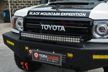 QUEZON CITY, PH - SEPT 28 - Toyota kara kruvazörü 28 Eylül 2024 tarihinde Quezon City, Filipinler 'de. 4x4 Expo, Filipinler 'de düzenlenen bir off-road araç fuarıdır..