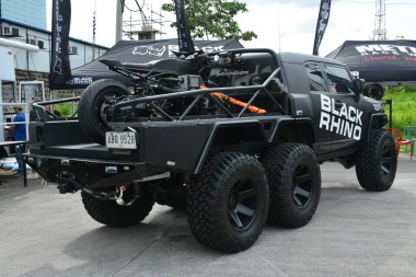 QUEZON CITY, PH - SEPT 28 - Toyota fj kruvazörü 28 Eylül 2024 tarihinde Quezon City, Filipinler 'de 4x4 Expo' da. 4x4 Expo, Filipinler 'de düzenlenen bir off-road araç fuarıdır..