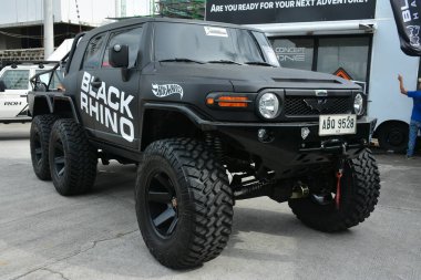 QUEZON CITY, PH - SEPT 28 - Toyota fj kruvazörü 28 Eylül 2024 tarihinde Quezon City, Filipinler 'de 4x4 Expo' da. 4x4 Expo, Filipinler 'de düzenlenen bir off-road araç fuarıdır..