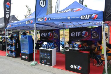 QUEZON CITY, PH - SEPT 28 - 28 Eylül 2024 tarihinde Quezon City, Filipinler 'de 4x4 Expo Elf standı. 4x4 Expo, Filipinler 'de düzenlenen bir off-road araç fuarıdır..