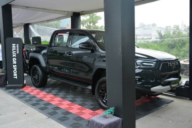 QUEZON CITY, PH - SEPT 28 - Toyota hilux gr spor 4X4 Expo 'da 28 Eylül 2024 Quezon City, Filipinler. 4x4 Expo, Filipinler 'de düzenlenen bir off-road araç fuarıdır..