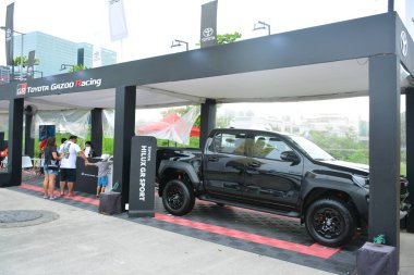 QUEZON CITY, PH - SEPT 28 - Toyota hilux gr spor 4X4 Expo 'da 28 Eylül 2024 Quezon City, Filipinler. 4x4 Expo, Filipinler 'de düzenlenen bir off-road araç fuarıdır..